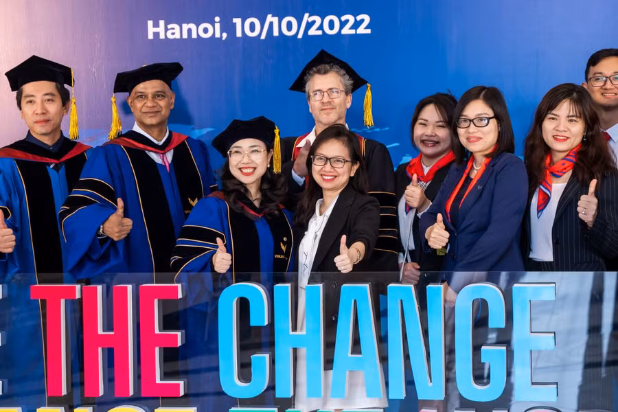 Giáo sư Rohit Verma (thứ hai từ trái sang) cùng Tiến sĩ Lê Mai Lan (thứ ba từ trái sang) – Chủ tịch Hội đồng trường VinUni, và cán bộ giảng viên của trường. Giáo sư Rohit Verma (thứ hai từ trái sang) cùng Tiến sĩ Lê Mai Lan (thứ ba từ trái sang) – Chủ tịch Hội đồng trường VinUni, và cán bộ giảng viên của trường.