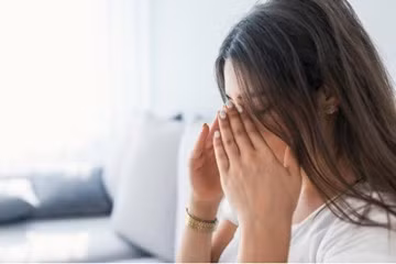 Đau nhức gốc mũi và khu vực xung quanh là một triệu chứng viêm xoang nặng