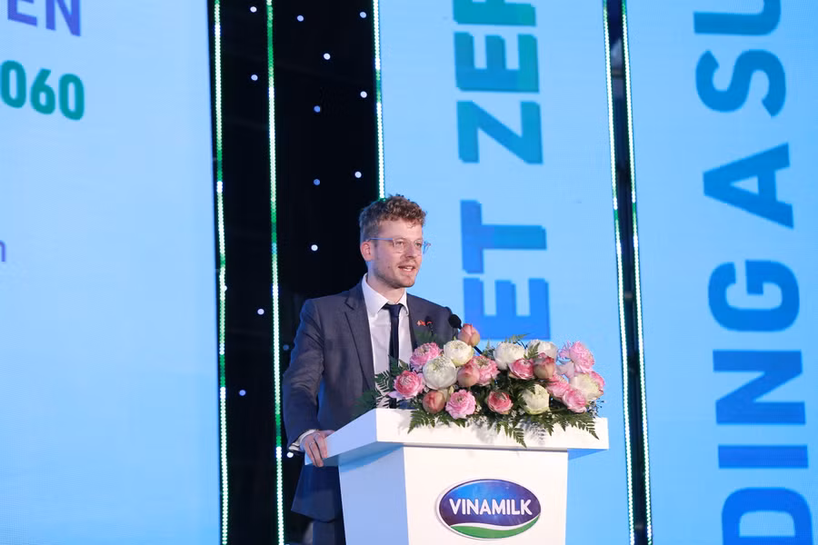 Ông Matthew Albon Crouch - Tùy viên Nông nghiệp (Vietnam, Indonesia, Singapore), Đại sứ quán Anh đánh giá cao về sự tiên phong của Vinamilk trong nỗ lực cắt giảm phát thải. Ông Matthew Albon Crouch - Tùy viên Nông nghiệp (Vietnam, Indonesia, Singapore), Đại sứ quán Anh đánh giá cao về sự tiên phong của Vinamilk trong nỗ lực cắt giảm phát thải.
