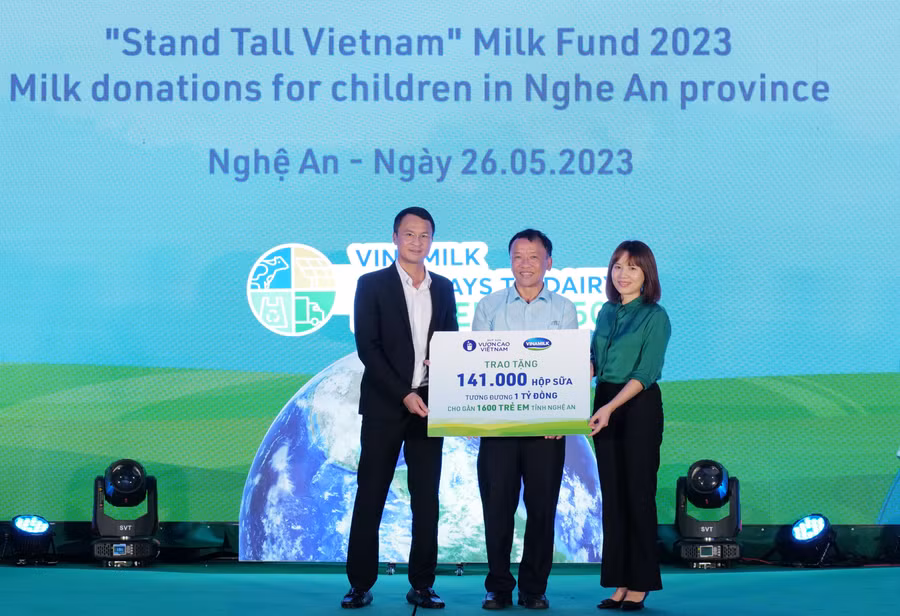 Ông Matthew Albon Crouch - Tùy viên Nông nghiệp (Vietnam, Indonesia, Singapore), Đại sứ quán Anh đánh giá cao về sự tiên phong của Vinamilk trong nỗ lực cắt giảm phát thải. Ông Matthew Albon Crouch - Tùy viên Nông nghiệp (Vietnam, Indonesia, Singapore), Đại sứ quán Anh đánh giá cao về sự tiên phong của Vinamilk trong nỗ lực cắt giảm phát thải.