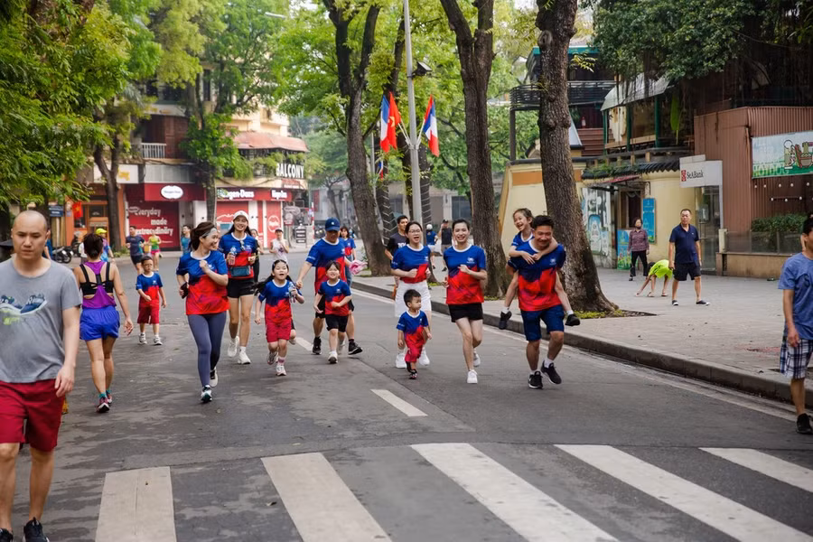 Trường Tiểu học Vinschool Times City (Hà Nội) tổ chức ngày chạy offline dành cho Cán bộ nhân viên, Giáo viên vào ngày 16/4/2023 tại hồ Hoàn Kiếm. Màu áo EDURUN 2023 trải khắp khu phố đi bộ, nhằm lan tỏa thông điệp Chạy vì Giáo dục, Chạy vì Sức khỏe, Chạy vì Cộng đồng đến cộng đồng xung quanh. Trường Tiểu học Vinschool Times City (Hà Nội) tổ chức ngày chạy offline dành cho Cán bộ nhân viên, Giáo viên vào ngày 16/4/2023 tại hồ Hoàn Kiếm. Màu áo EDURUN 2023 trải khắp khu phố đi bộ, nhằm lan tỏa thông điệp Chạy vì Giáo dục, Chạy vì Sức khỏe, Chạy vì Cộng đồng đến cộng đồng xung quanh.