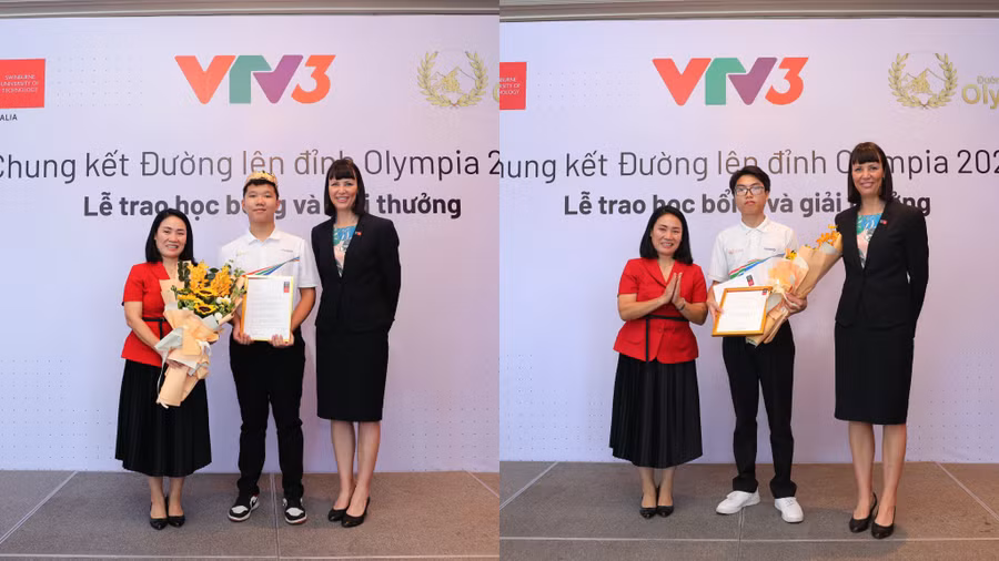 Đại diện Đại học Công nghệ Swinburne trao học bổng cho nhà vô địch Lê Xuân Mạnh và á quân Nguyễn Trọng Thành
