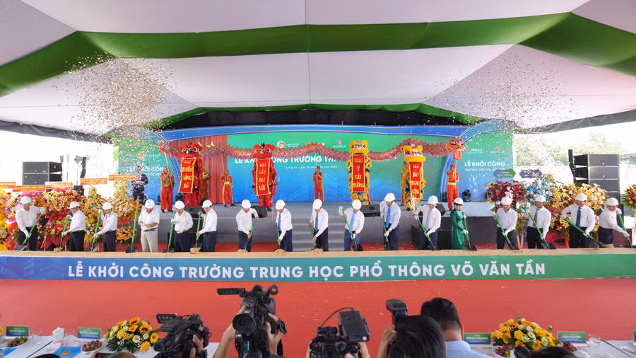 Các đại biểu tham dự lễ khởi công trường THPT Võ Văn Tần