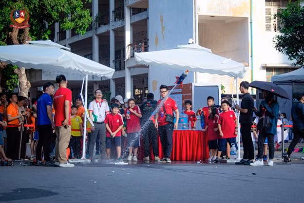 Học sinh Vietschool tham gia vòng Chung kết cuộc thi Bắn tên lửa nước Quốc gia VWRC 2023. (Ảnh: Vietschool)