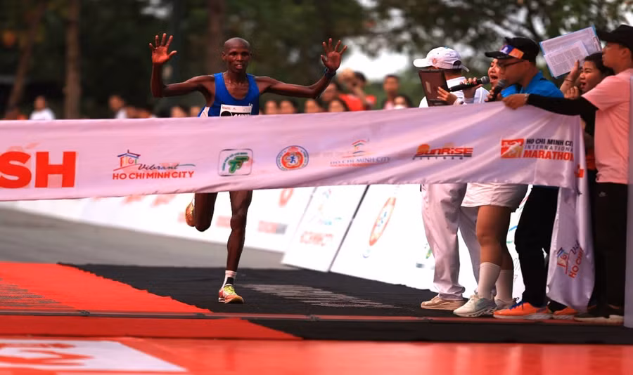 Hạng nhất nam chung cuộc nhóm tuổi cự ly Marathon,vận động viên Yebei Edwin Kiptoo, người Kenya Hạng nhất nam chung cuộc nhóm tuổi cự ly Marathon,vận động viên Yebei Edwin Kiptoo, người Kenya