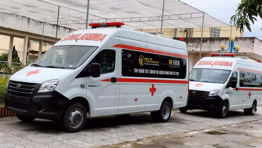 Hai xe cứu thương của Tập đoàn T&amp;T Group tài trợ cho thành phố Hà Tĩnh được chuyển giao cho Bệnh viện Đa khoa thành phố Hà Tĩnh.