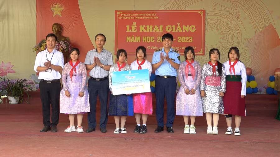 Đại diện NXB Giáo dục Việt Nam tặng sách cho học sinh liên trường mầm non - Phổ thông DTBT Tiểu học &amp; THCS Sán Phìn.