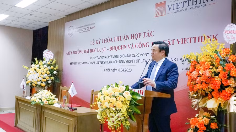 TS. Lê Đình Vinh - Giám đốc Công ty Luật Vietthink phát biểu tại lễ ký kết. TS. Lê Đình Vinh - Giám đốc Công ty Luật Vietthink phát biểu tại lễ ký kết.