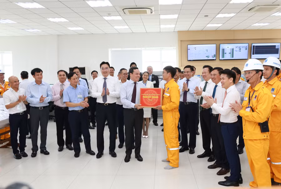 Phó Thủ tướng Chính phủ Trần Lưu Quang thăm hỏi và chúc mừng tập thể người lao động PV GAS.