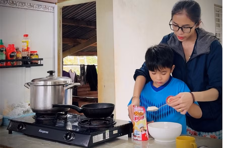 Bé Nguyễn Thắng Nguyên lần đầu cùng mẹ làm bánh rán