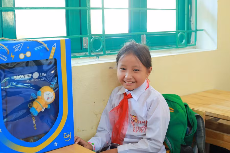 Mỗi chiếc balo “Quà vui tới trường” của Bảo Việt Nhân thọ sẽ là người bạn đồng hành, trở thành điểm tựa tinh thần để các em và gia đình an tâm vượt qua mọi thử thách, biến ước mơ thành hiện thực.