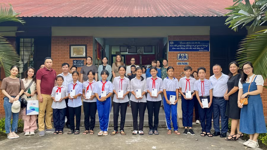Ông Chu Hải Công- Chánh văn phòng Tổng Giám đốc MB (thứ 3 bên phải) trao quà cho các em tại Làng trẻ SOS Bến Tre.