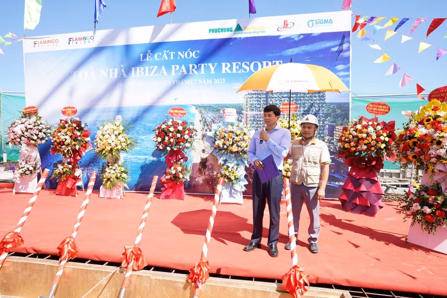 Ông Trần Trọng Bình - Chủ tịch HĐQT Tập đoàn Flamingo phát biểu trong lễ cất nóc “tháp tiệc tùng” Ibiza Party Resort. Ông Trần Trọng Bình - Chủ tịch HĐQT Tập đoàn Flamingo phát biểu trong lễ cất nóc “tháp tiệc tùng” Ibiza Party Resort.
