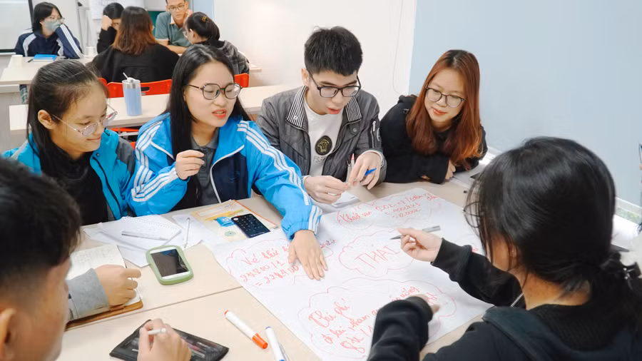 Thông qua các bài tập nhóm, Ngọc Anh (thứ 2 từ bên phải sang) cùng các sinh viên hiểu bản thân mình hơn.