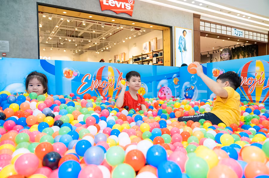 Rất đông các bé nhỏ và gia đình đến với Vincom Mega Mall Ocean Park để săn quà từ “Bể cảm xúc” khổng lồ.