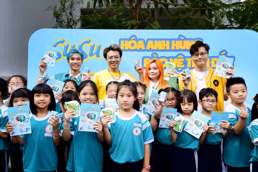 Nhóm Hero Team chụp ảnh lưu niệm cùng các học sinh Trường Tiểu học Nguyễn Văn Trỗi (Quận 4, TPHCM), sau màn cam kết bảo vệ môi trường cùng các bé. Ảnh: Vinamilk
