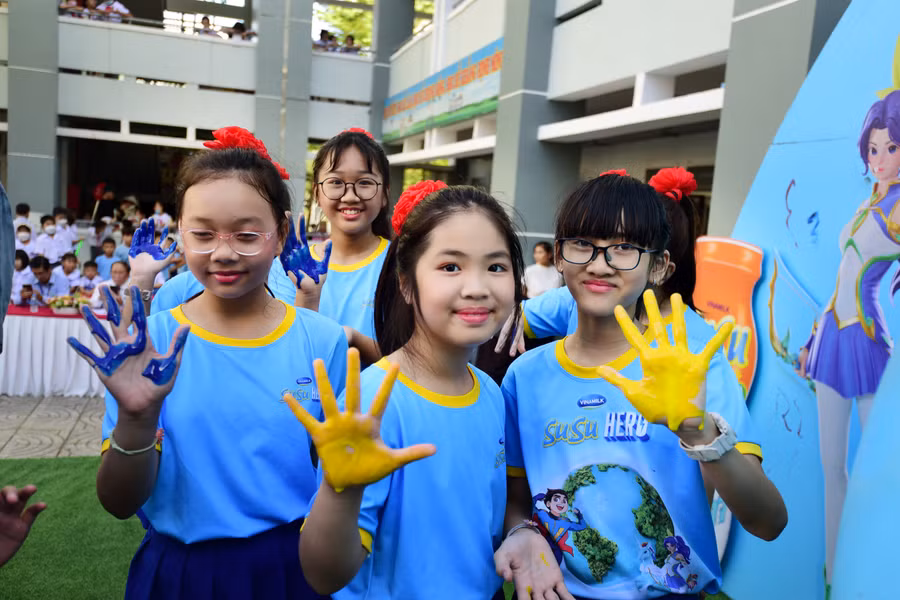 Đại diện học sinh Trường Tiểu học Võ Thị Sáu (Quận 7, TPHCM) cùng cam kết bảo vệ môi trường. Ảnh: Vinamilk