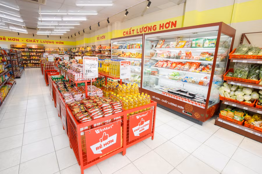Điểm nhấn nổi bật tại WinMart+ Rural là ụ đảo trưng bày nhu yếu phẩm có giá luôn rẻ