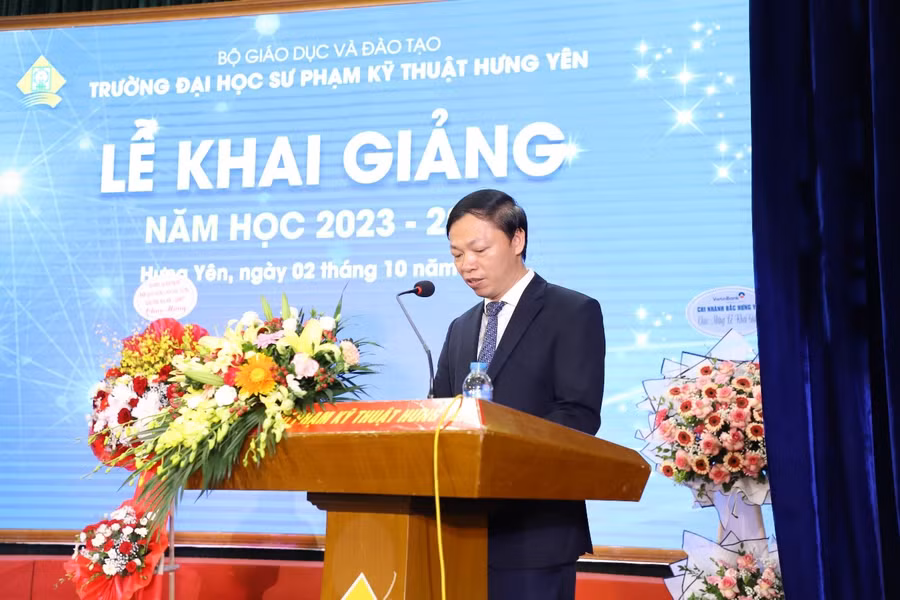 PGS.TS Bùi Trung Thành phát biểu tại lễ khai giảng. PGS.TS Bùi Trung Thành phát biểu tại lễ khai giảng.