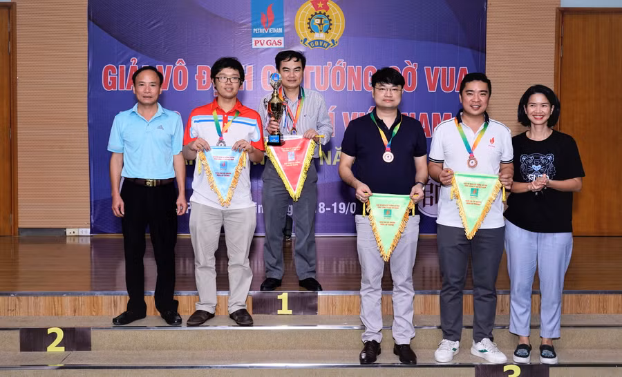Trao giải cho các VĐV cờ tướng xuất sắc Trao giải cho các VĐV cờ tướng xuất sắc