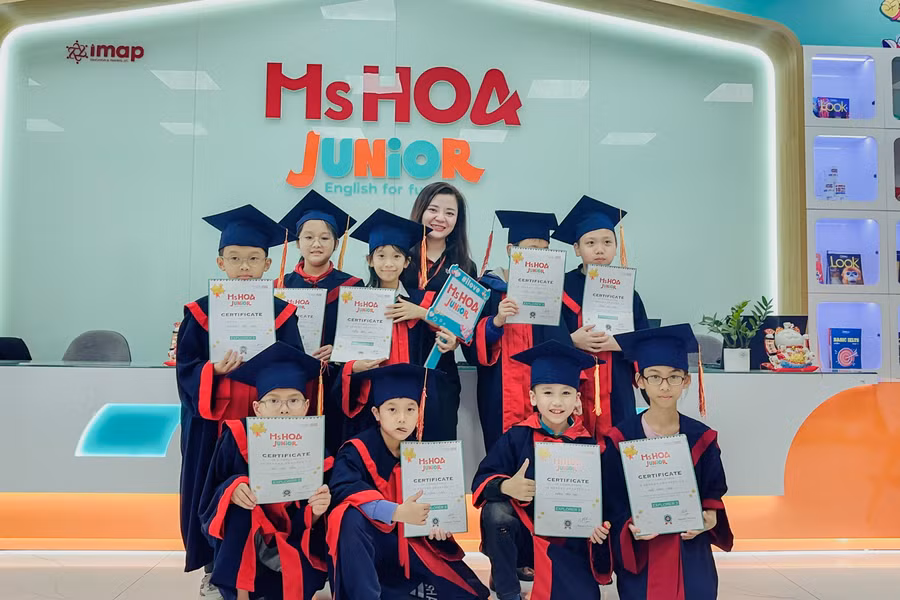 Học viên nhận giấy chứng nhận khi hoàn thành khóa học tại Ms Hoa Junior.