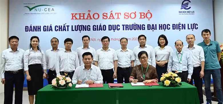 Hoạt động khảo sát sơ bộ kết thúc bằng lễ ký Biên bản khảo sát sơ bộ giữa Đoàn đánh giá ngoài và Trường Đại học Điện lực.