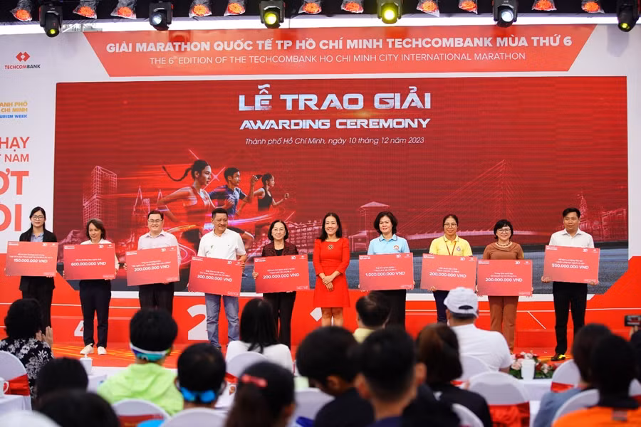 Tại Lễ Bế mạc, Bà Thái Minh Diễm Tú –Giám đốc Khối Tiếp thị Techcombank đã trao tặng 3,7 tỷ đồng cho các Quỹ hỗ trợ tại TP.Hồ Chí Minh Tại Lễ Bế mạc, Bà Thái Minh Diễm Tú –Giám đốc Khối Tiếp thị Techcombank đã trao tặng 3,7 tỷ đồng cho các Quỹ hỗ trợ tại TP.Hồ Chí Minh