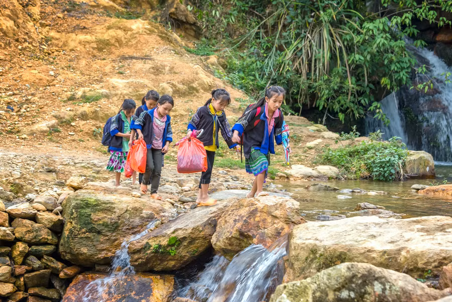 Dù thiếu thốn nhưng các em vẫn rất ham học. Ảnh: Huy Thoai / Shutterstock Dù thiếu thốn nhưng các em vẫn rất ham học. Ảnh: Huy Thoai / Shutterstock