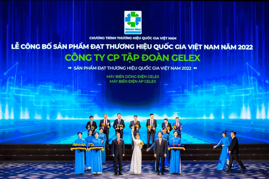 Đại diện GELEX nhận Biểu trưng Thương hiệu Quốc gia Việt Nam năm 2022.