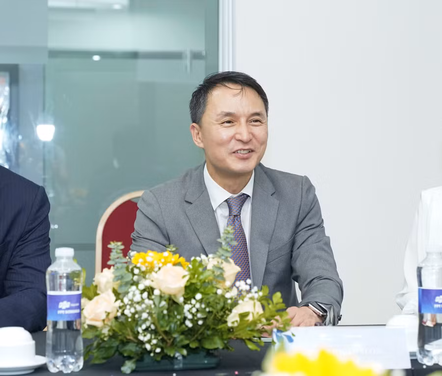 Ông Kim Hwan Seon đánh giá cao mối quan hệ hợp tác giữa OURHOME và FPT Schools. Ông Kim Hwan Seon đánh giá cao mối quan hệ hợp tác giữa OURHOME và FPT Schools.