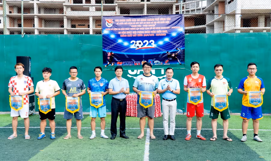 Lãnh đạo TP. Vũng Tàu tặng Cờ lưu niệm cho các đội tham dự Giải đấu.