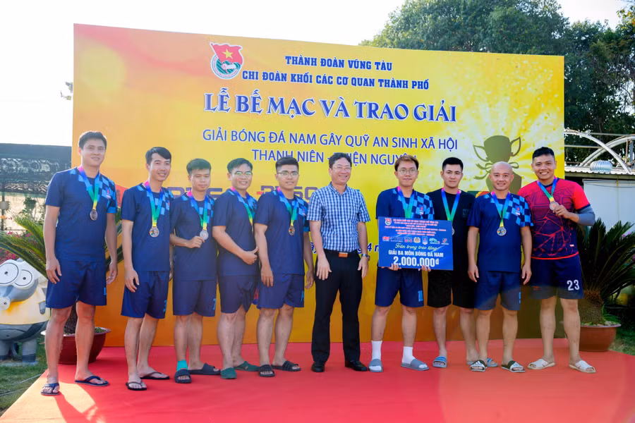 Đội bóng đá DVK nhận giải Ba chung cuộc và trao tặng số tiền đạt giải cũng như ủng hộ thêm cho chương trình “Thanh niên – thiện nguyện” của Tuổi trẻ Vũng Tàu.