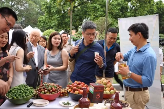 Các đại biểu xem các sản phẩm nông nghiệp từ chương trình hợp tác giữa hai bên mang lại