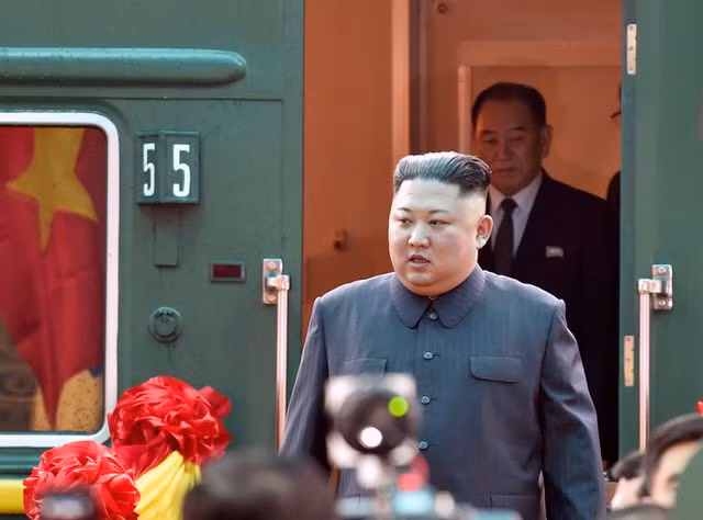 Ảnh Chủ tịch Kim Jong-un vẫy chào người dân tại Đồng Đăng trên báo quốc tế - 2