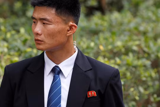 Tại sao ông Kim Jong-un để cận vệ chạy theo xe? - Ảnh 3.