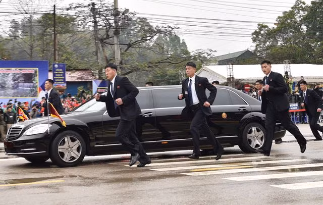 Ảnh Chủ tịch Kim Jong-un vẫy chào người dân tại Đồng Đăng trên báo quốc tế - 12