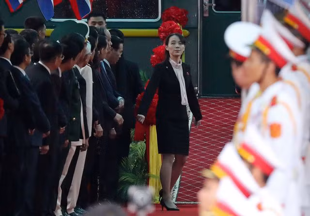 Ảnh Chủ tịch Kim Jong-un vẫy chào người dân tại Đồng Đăng trên báo quốc tế - 10