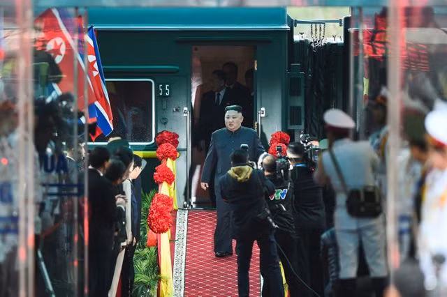 Ảnh Chủ tịch Kim Jong-un vẫy chào người dân tại Đồng Đăng trên báo quốc tế - 1
