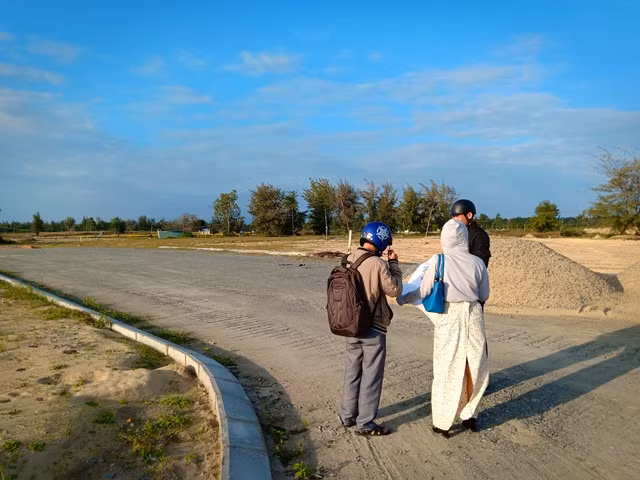 Nhiều dự án đô thị đang trong giai đoạn đền bù, giải tỏa cũng rầm rộ bán đất