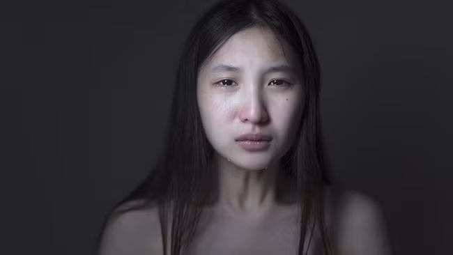 Sự thật xót xa về thân phận cô gái bị bố mẹ bạo hành từ nhỏ, đánh mắng suốt ngày