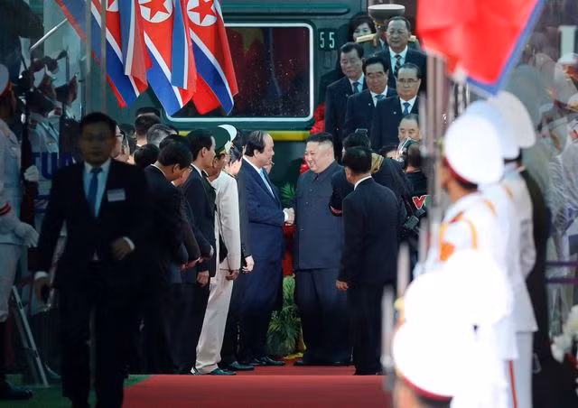 Ảnh Chủ tịch Kim Jong-un vẫy chào người dân tại Đồng Đăng trên báo quốc tế - 3