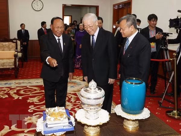 Tổng Bí thư, Chủ tịch nước Nguyễn Phú Trọng và Chủ tịch Quốc hội Campuchia Samdech Heng Samrin giới thiệu và trao tặng phẩm. Ảnh: TTXVN Tổng Bí thư, Chủ tịch nước Nguyễn Phú Trọng và Chủ tịch Quốc hội Campuchia Samdech Heng Samrin giới thiệu và trao tặng phẩm. Ảnh: TTXVN