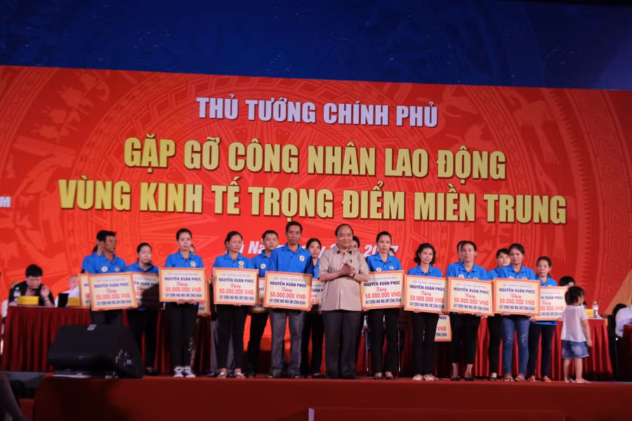 Thủ tướng tặng quà cho 20 công nhân.