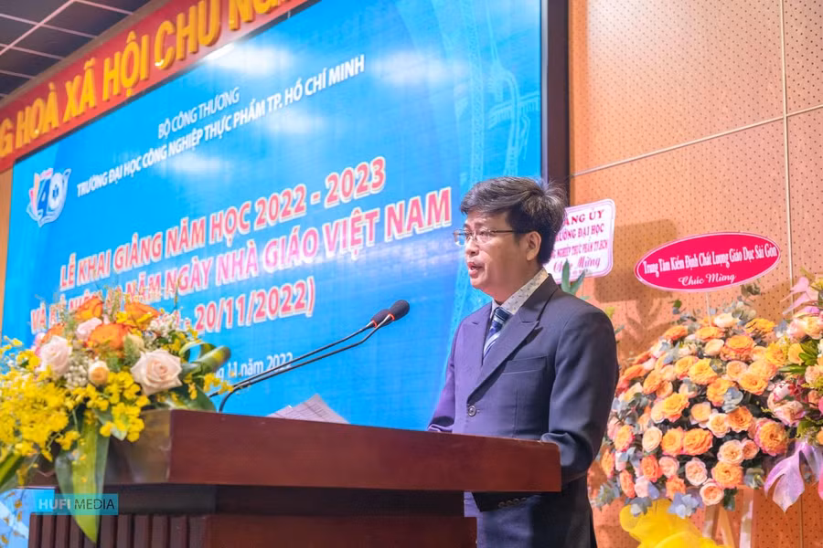 TS Thái Doãn Thanh, Phó hiệu trưởng Nhà trường phát biểu tại buổi lễ.