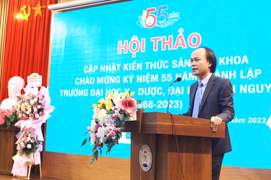PGS.TS Nguyễn Tiến Dũng, Bí thư Đảng ủy, Hiệu trưởng trường Đại học Y - Dược (ĐH Thái Nguyên) phát biểu tại Hội thảo.