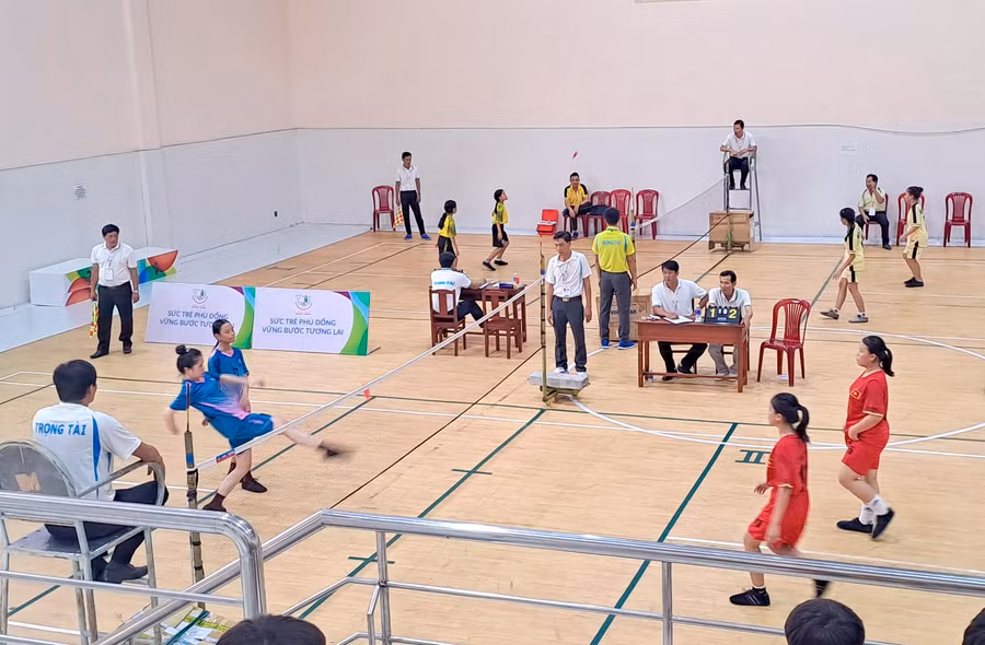 Các VĐV tranh tài môn đá cầu.