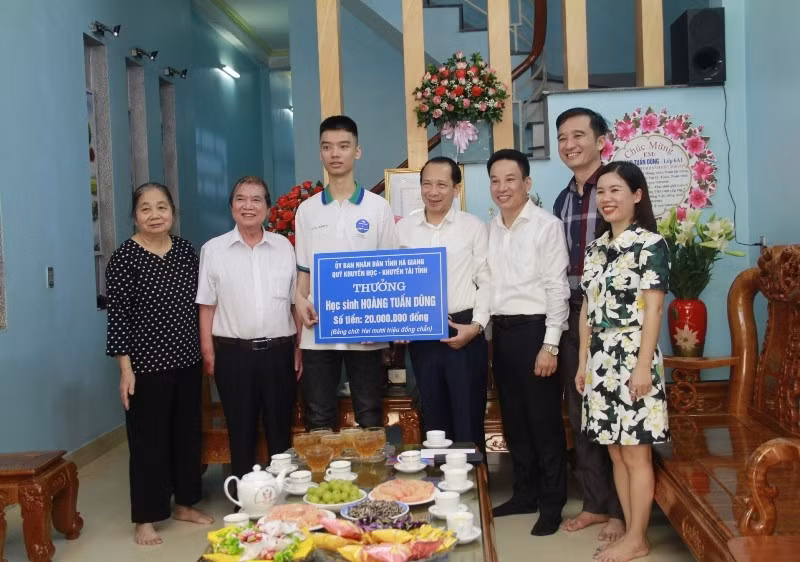 Hoàng Tuấn Dũng được lãnh đạo UBND tỉnh - Hội Khuyến học tỉnh Hà Giang tới nhà thăm, động viên và trao thưởng ngay tại nhà. Ảnh: NVCC.