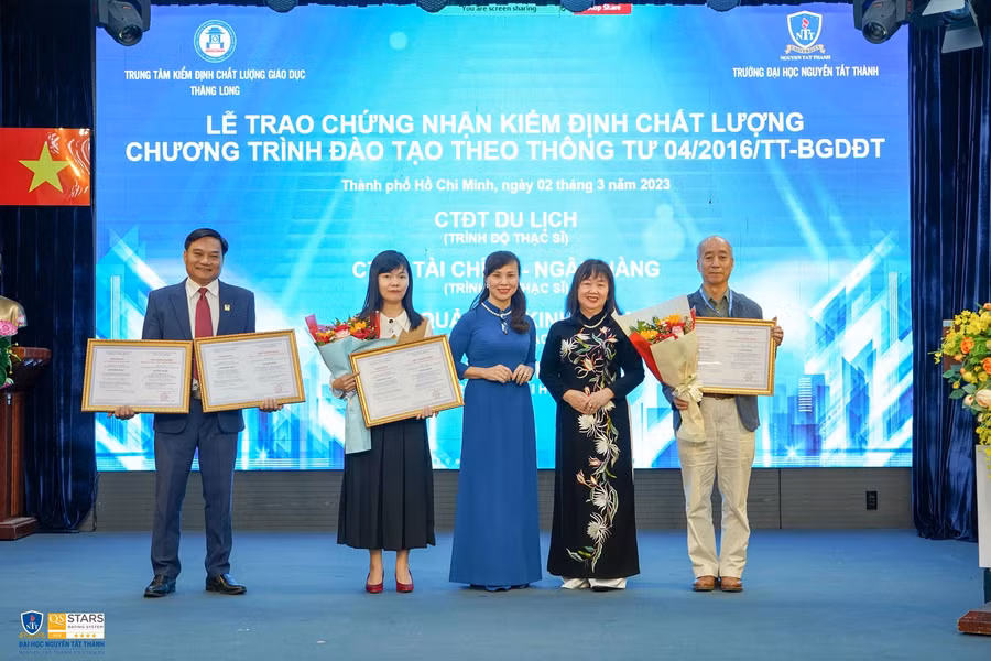 Trung tâm Kiểm định Chất lượng Giáo dục Thăng Long trao giấy chứng nhận kiểm định cho các chương trình đạt chuẩn.