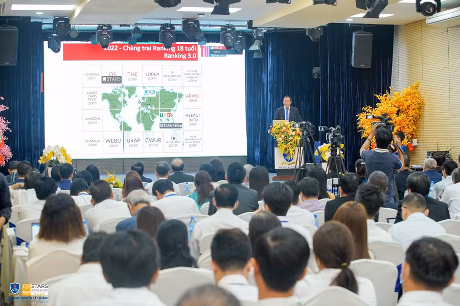 Một nhà khoa học đang trình bày nghiên cứu tại hội nghị.