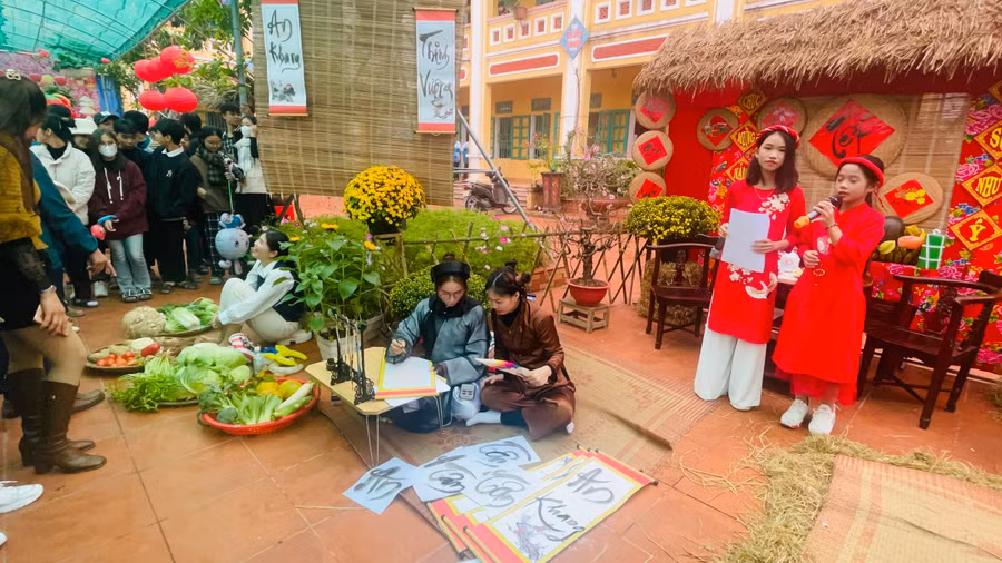 Tại mỗi gian hàng chợ Tết của học sinh đều có ông Đồ ngồi viết tranh chữ. Tại mỗi gian hàng chợ Tết của học sinh đều có ông Đồ ngồi viết tranh chữ.